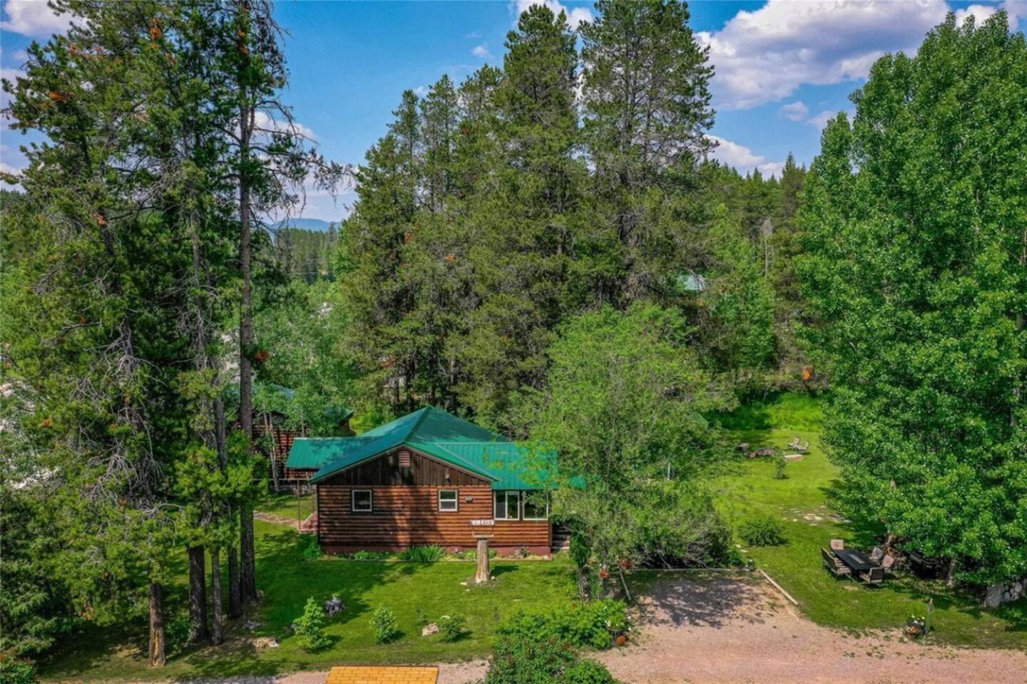 Glacier Homestead Coram Exterior photo