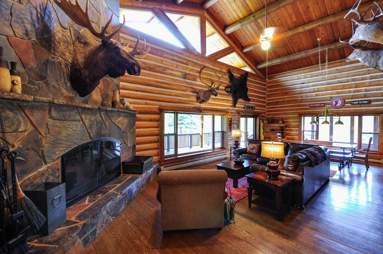 Glacier Homestead Coram Exterior photo